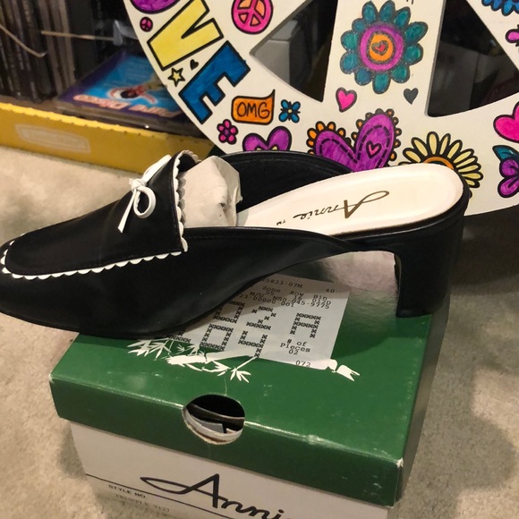 Beautiful shoes worn once or twice size 7M black - Picture 3 of 4